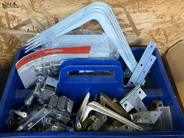 Lot 18 - lot scharnieren, l-profielen, wieltjes, sloten en bevestigin - afbeelding 2 van  2