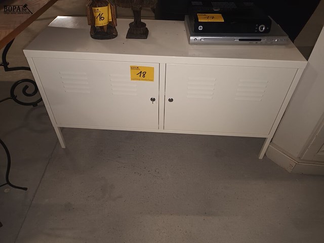 Lot 18 - metalen lage kast - afbeelding 1 van  3