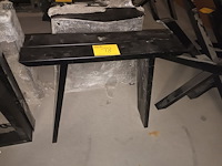 Lot 18 - metalen tafelpoten. 2 stuks