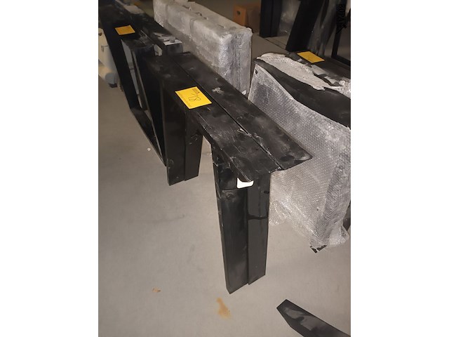 Lot 18 - metalen tafelpoten. 2 stuks - afbeelding 4 van  4