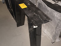 Lot 18 - metalen tafelpoten. 2 stuks - afbeelding 4 van  4