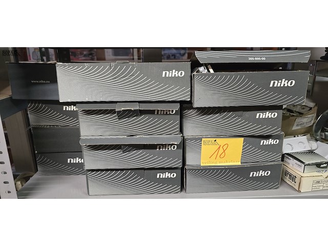 Lot 18 - niko diverse schakelaars en contactdozen - afbeelding 1 van  5