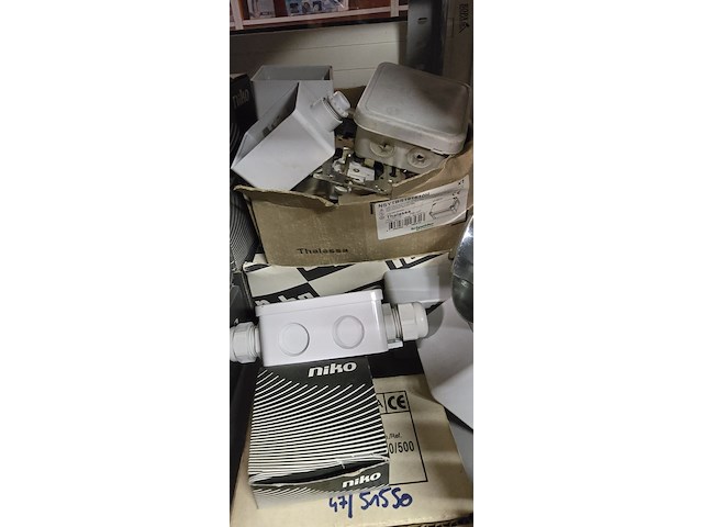 Lot 18 - niko diverse schakelaars en contactdozen - afbeelding 2 van  5