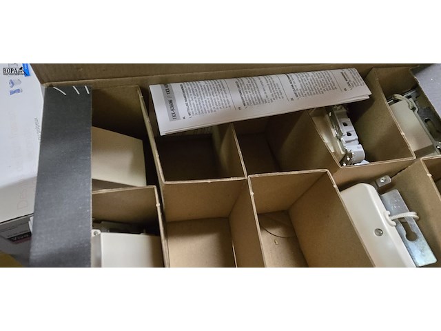 Lot 18 - niko diverse schakelaars en contactdozen - afbeelding 4 van  5