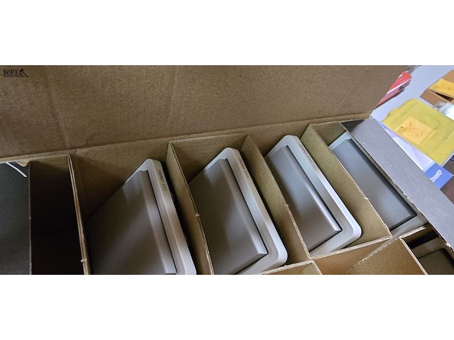 Lot 18 - niko diverse schakelaars en contactdozen - afbeelding 5 van  5