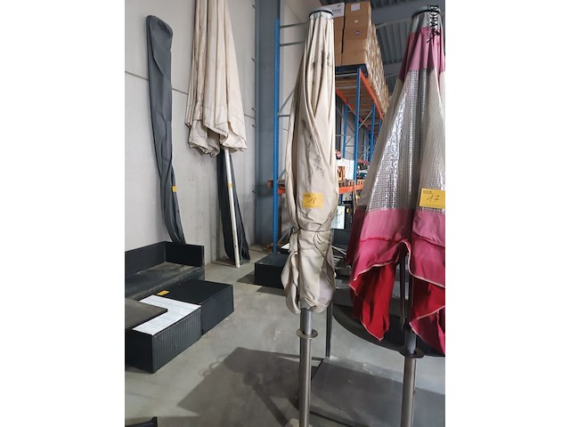 Lot 18 - parasol met voet - afbeelding 1 van  3