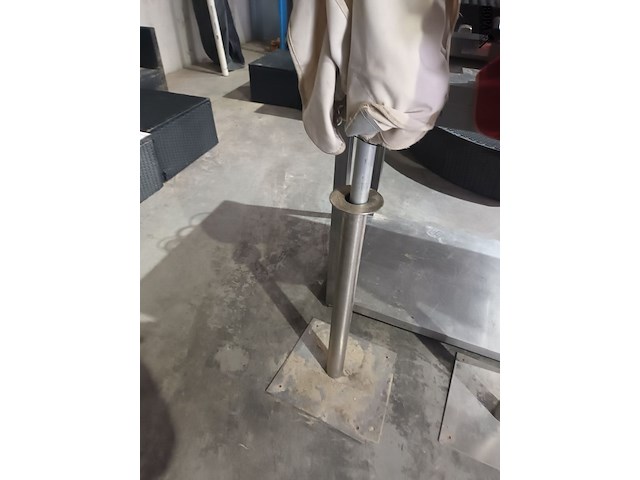 Lot 18 - parasol met voet - afbeelding 2 van  3