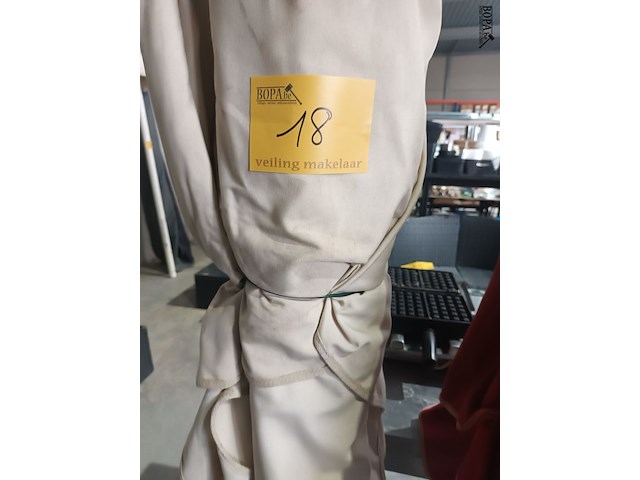 Lot 18 - parasol met voet - afbeelding 3 van  3