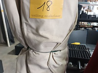 Lot 18 - parasol met voet - afbeelding 3 van  3