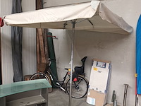 Lot 18 - parasol met voet - afbeelding 1 van  2