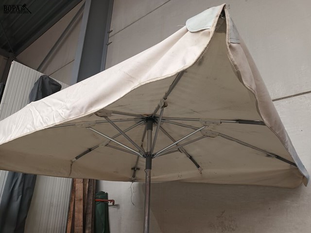 Lot 18 - parasol met voet - afbeelding 2 van  2