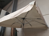 Lot 18 - parasol met voet - afbeelding 2 van  2