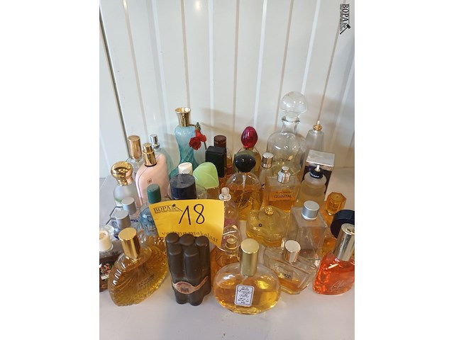 Lot 18 - partij parfumflessen. aangebroken. 35 stuks - afbeelding 1 van  5