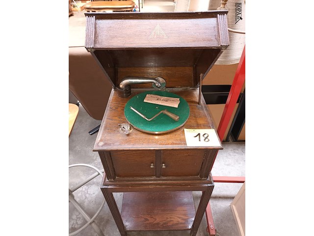 Lot 18 - platenspeler in houten meubel - afbeelding 1 van  4