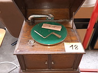 Lot 18 - platenspeler in houten meubel
