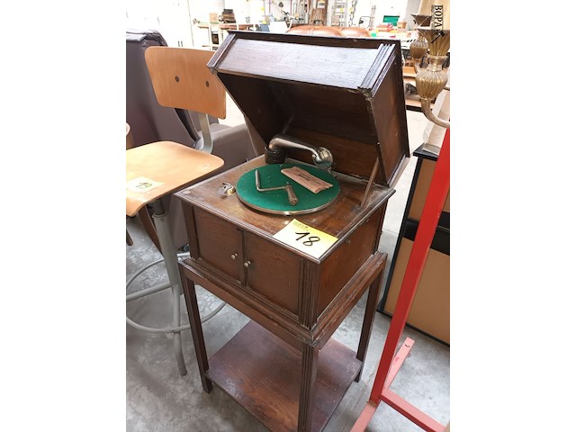 Lot 18 - platenspeler in houten meubel - afbeelding 2 van  4