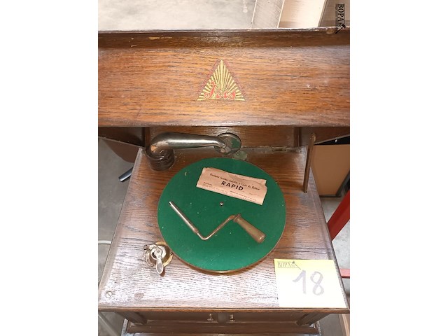 Lot 18 - platenspeler in houten meubel - afbeelding 3 van  4