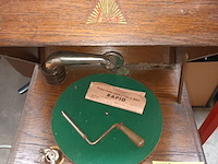 Lot 18 - platenspeler in houten meubel - afbeelding 3 van  4