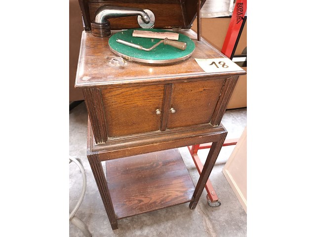 Lot 18 - platenspeler in houten meubel - afbeelding 4 van  4