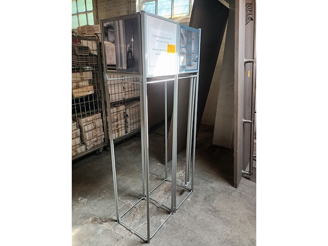 Lot 18 - presentatiestandaard. 2 stuks - afbeelding 1 van  3