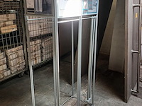 Lot 18 - presentatiestandaard. 2 stuks