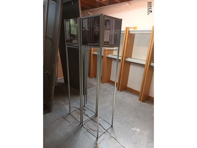 Lot 18 - presentatiestandaard. 2 stuks - afbeelding 3 van  3