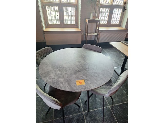 Lot 18 - ronde tafel met 4 stoelen - afbeelding 1 van  5