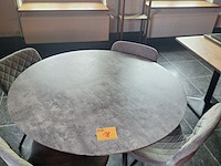 Lot 18 - ronde tafel met 4 stoelen