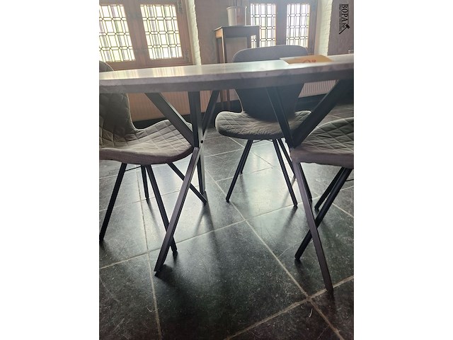 Lot 18 - ronde tafel met 4 stoelen - afbeelding 2 van  5