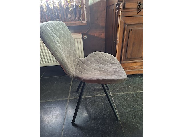 Lot 18 - ronde tafel met 4 stoelen - afbeelding 5 van  5
