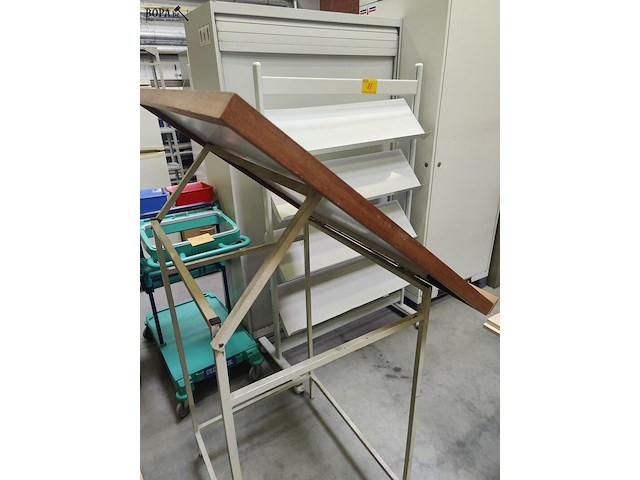 Lot 18 - schrijftafel - afbeelding 2 van  3