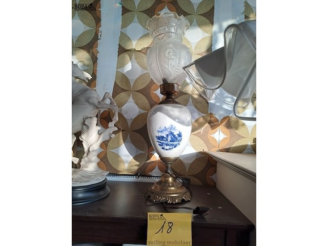 Lot 18 - tafellamp delft - porselein en messing voet - blauwe molenaf - afbeelding 1 van  3