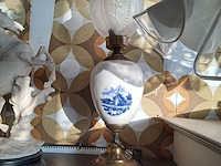 Lot 18 - tafellamp delft - porselein en messing voet - blauwe molenaf