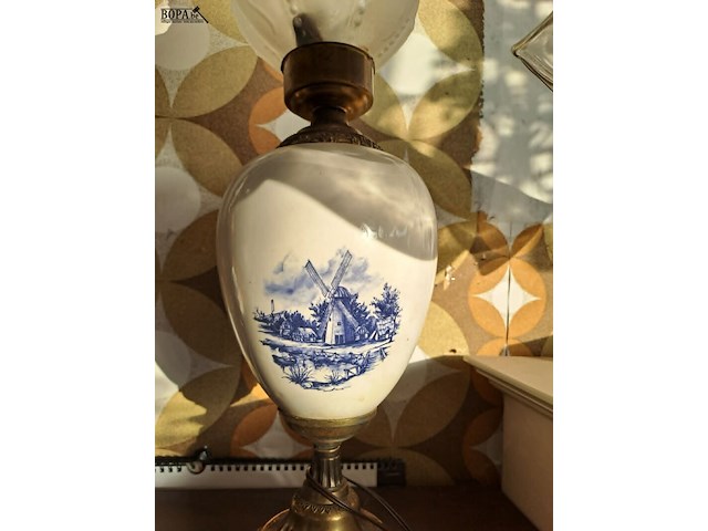 Lot 18 - tafellamp delft - porselein en messing voet - blauwe molenaf - afbeelding 2 van  3