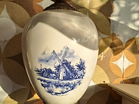 Lot 18 - tafellamp delft - porselein en messing voet - blauwe molenaf - afbeelding 2 van  3