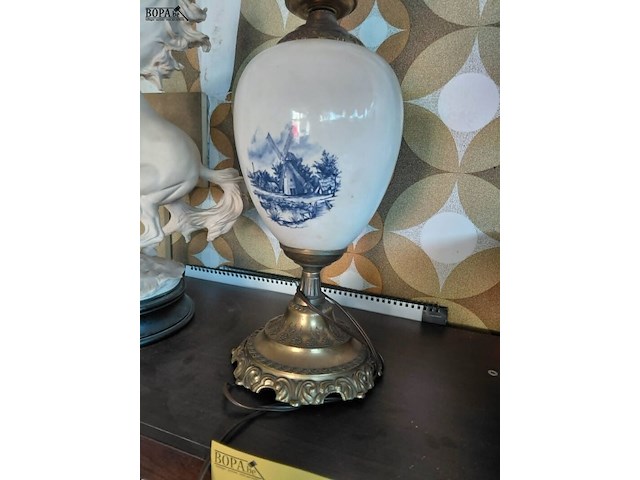 Lot 18 - tafellamp delft - porselein en messing voet - blauwe molenaf - afbeelding 3 van  3