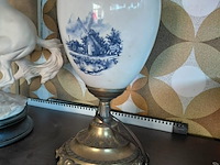 Lot 18 - tafellamp delft - porselein en messing voet - blauwe molenaf - afbeelding 3 van  3