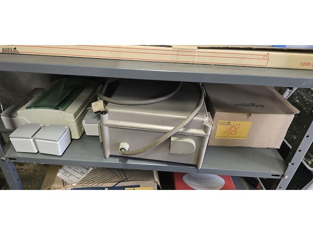 Lot 18 - werf zekeringskast 2 stuks en nieuwe kabelkast - afbeelding 1 van  4