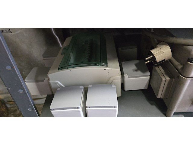 Lot 18 - werf zekeringskast 2 stuks en nieuwe kabelkast - afbeelding 2 van  4