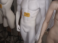 Lot 18 - witte paspop man op voet