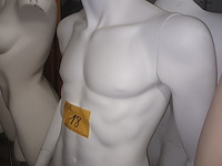 Lot 18 - witte paspop man op voet - afbeelding 3 van  3