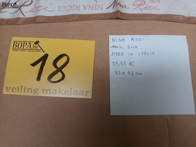 Lot 18 - zijden sjaal nina ricci - afbeelding 2 van  3