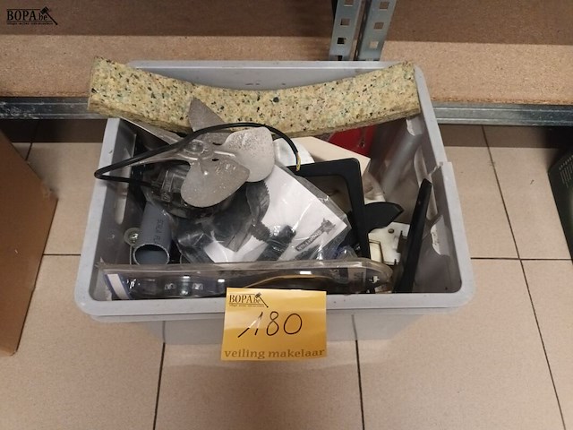 Lot 180 - bak met onderdelen - afbeelding 1 van  5