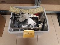 Lot 180 - bak met onderdelen - afbeelding 1 van  5