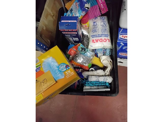 Lot 180 - box hulpmiddelen en producten schoonmaak: doeken, sponzen, s - afbeelding 1 van  1