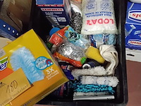 Lot 180 - box hulpmiddelen en producten schoonmaak: doeken, sponzen, s - afbeelding 1 van  1