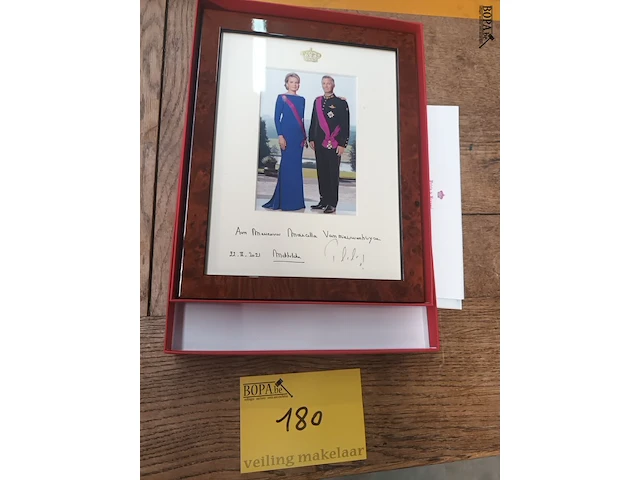 Lot 180 - foto koningshuis gesigneerd - afbeelding 1 van  4
