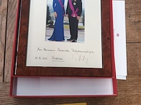 Lot 180 - foto koningshuis gesigneerd