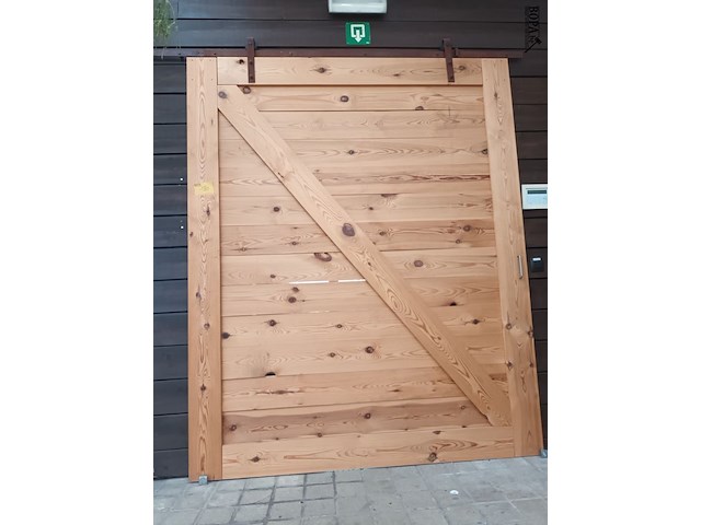 Lot 180 - houten schuifdeuren op rail. 2 stuks - afbeelding 1 van  5