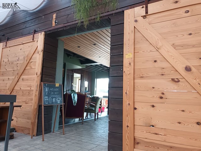 Lot 180 - houten schuifdeuren op rail. 2 stuks - afbeelding 2 van  5